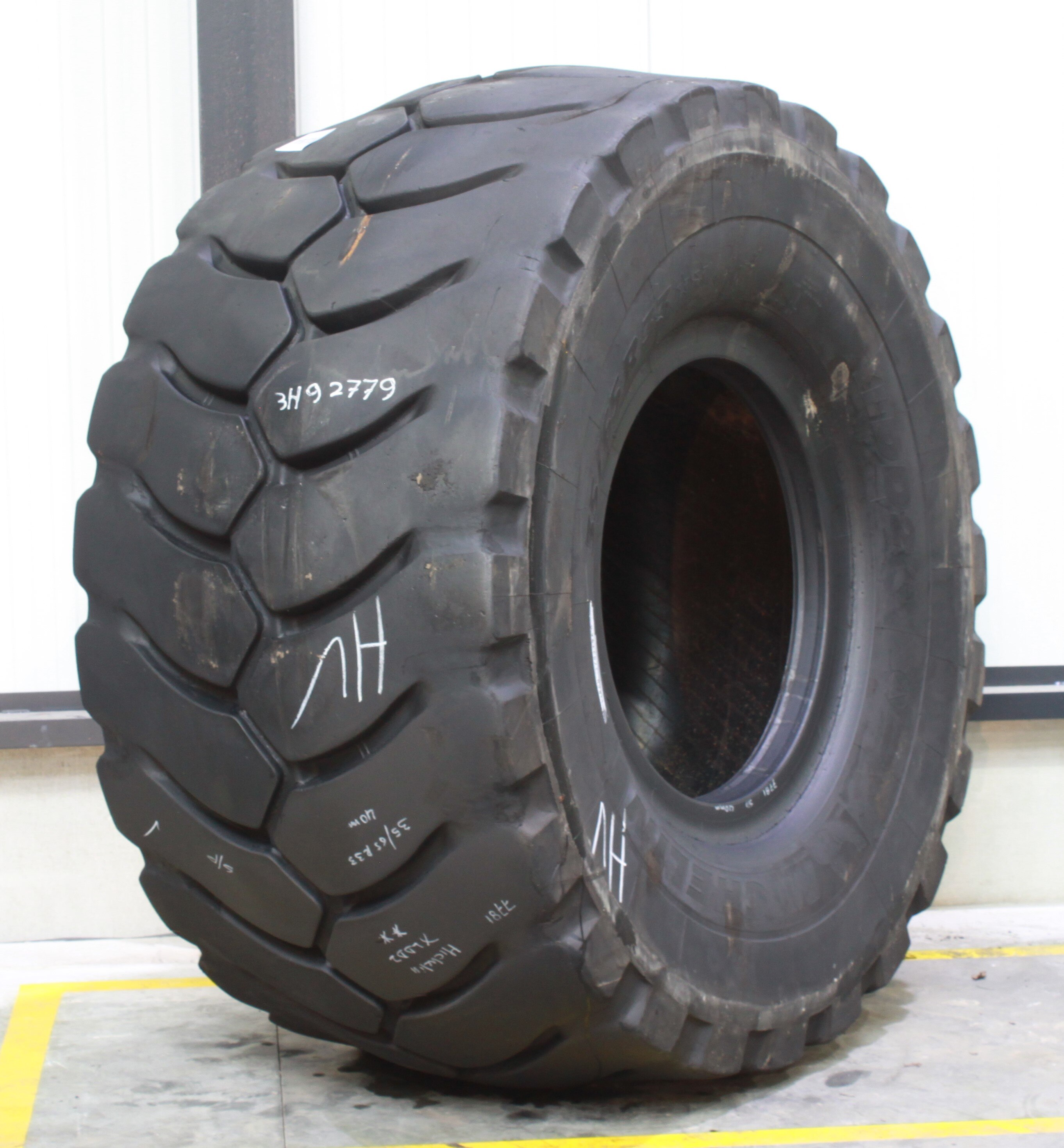 35/65R33 USED MICHELIN XLD D2 A ** L-5 TL 42MM 43% 3H9-2778 COSM REP ...