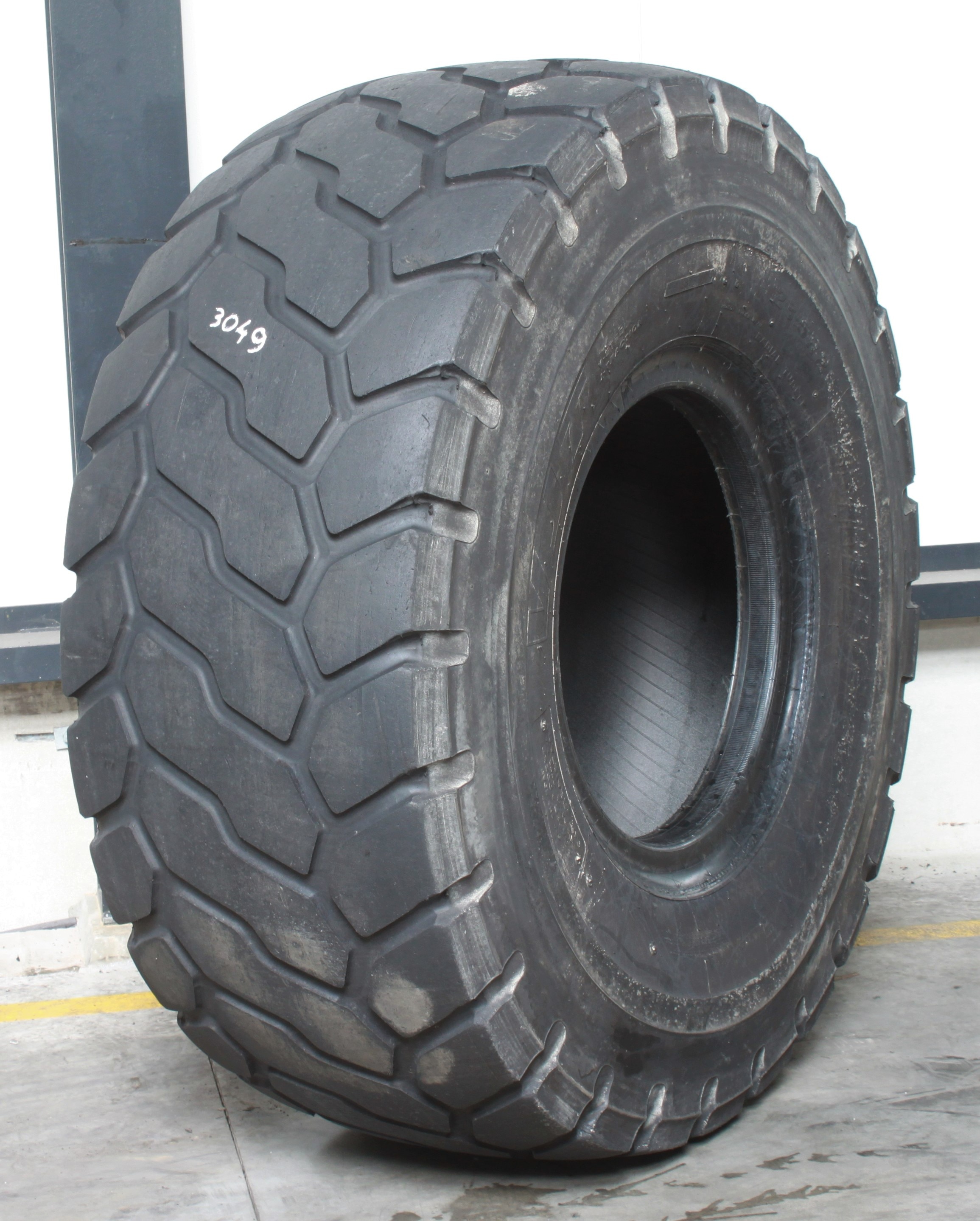 23.5R25 GEBRAUCHT BRIDGESTONE VJT 195A2 * L-3 TL 13MM 37% 3049 ...