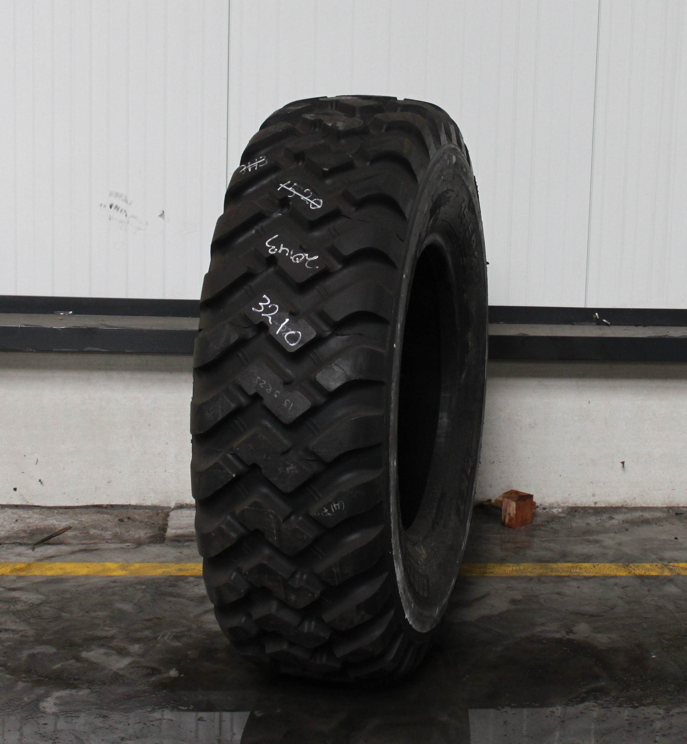 15.5R25 GEBRAUCHT BKT SR-23 169A2/160B TL 26MM 96% NO REP 3210 | Heuver