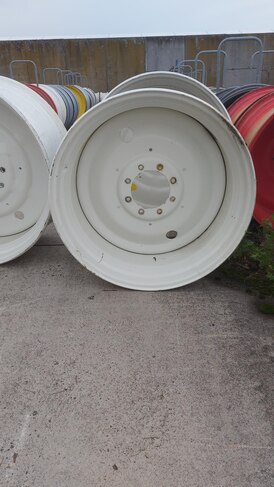 20-38 WHEEL USED NEW HOLLAND WHITE 221-275-8 Ø20 ET10 V8017, VAST, 1 KANT GELAST