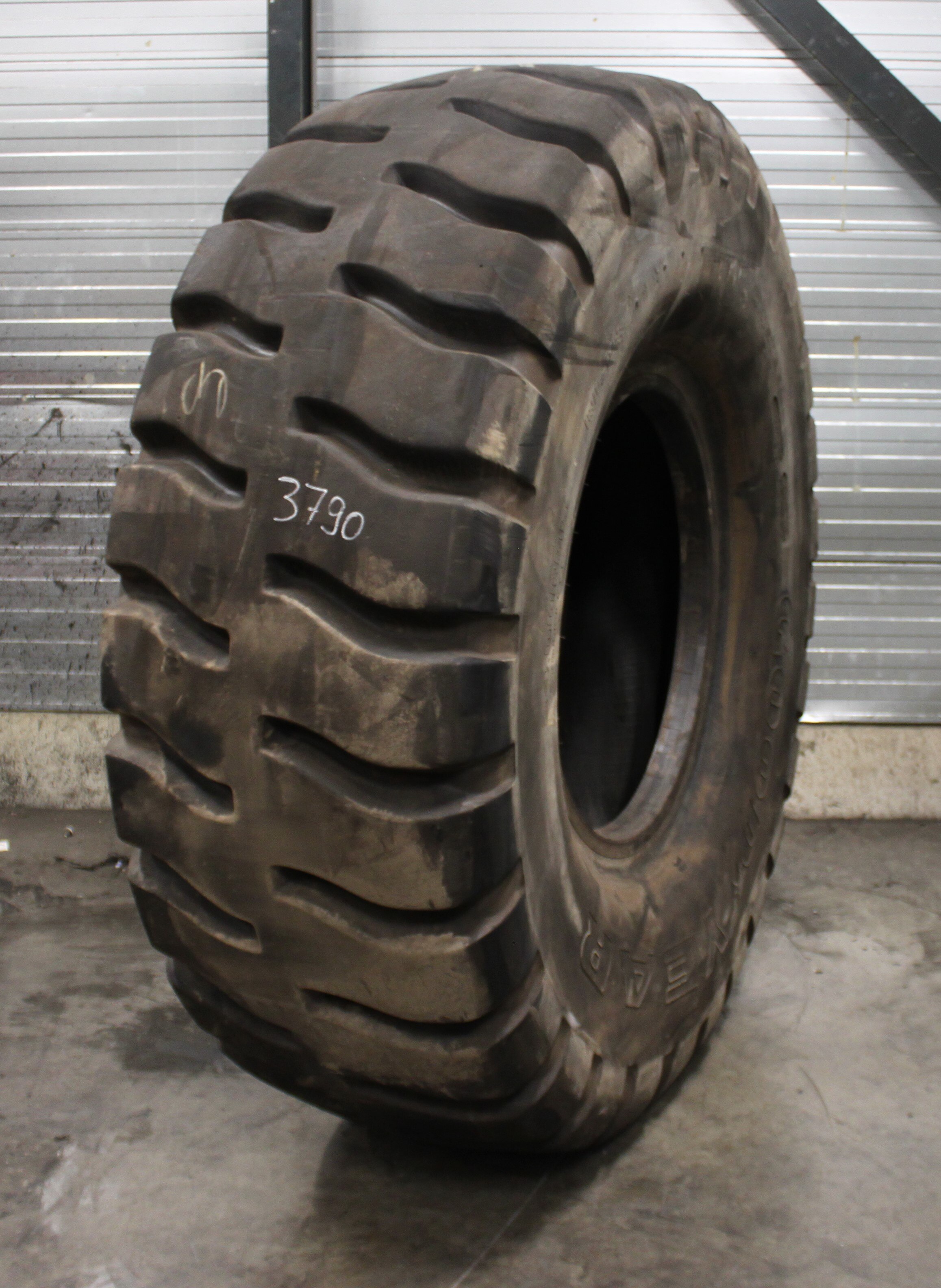 24.00R35 USED GOODYEAR RL3+ ** E3 TL 46MM = 94 COSM REP 3790 Heuver