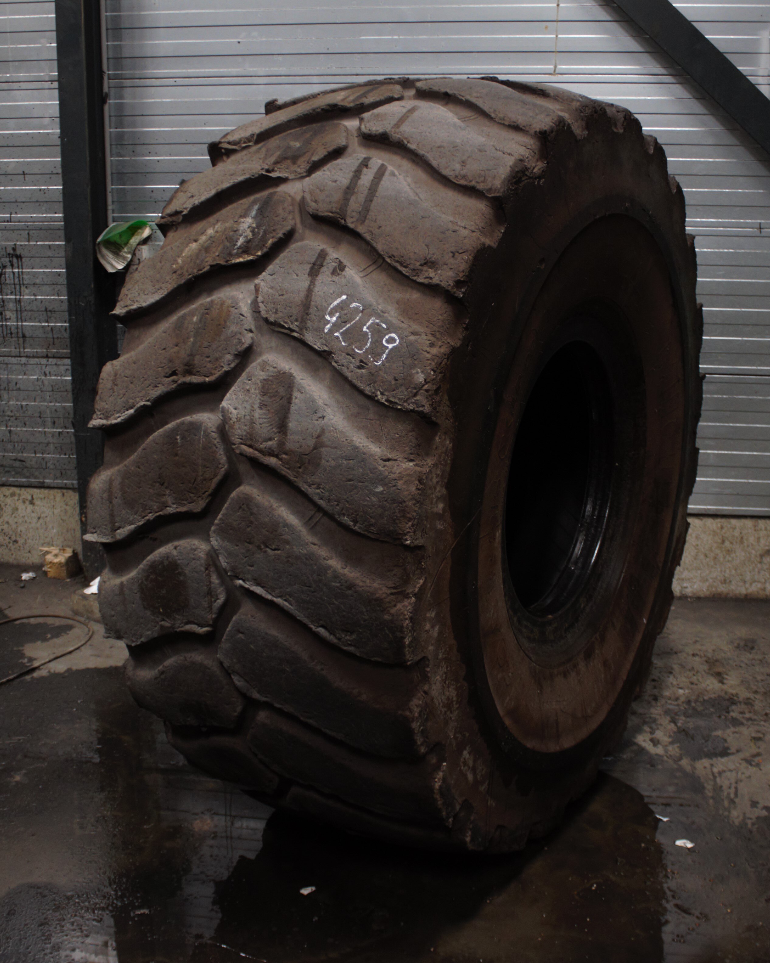 29.5R25 USED MICHELIN XLD D2 A * L-5 TL 28MM 29% NO REP 4259 | Heuver