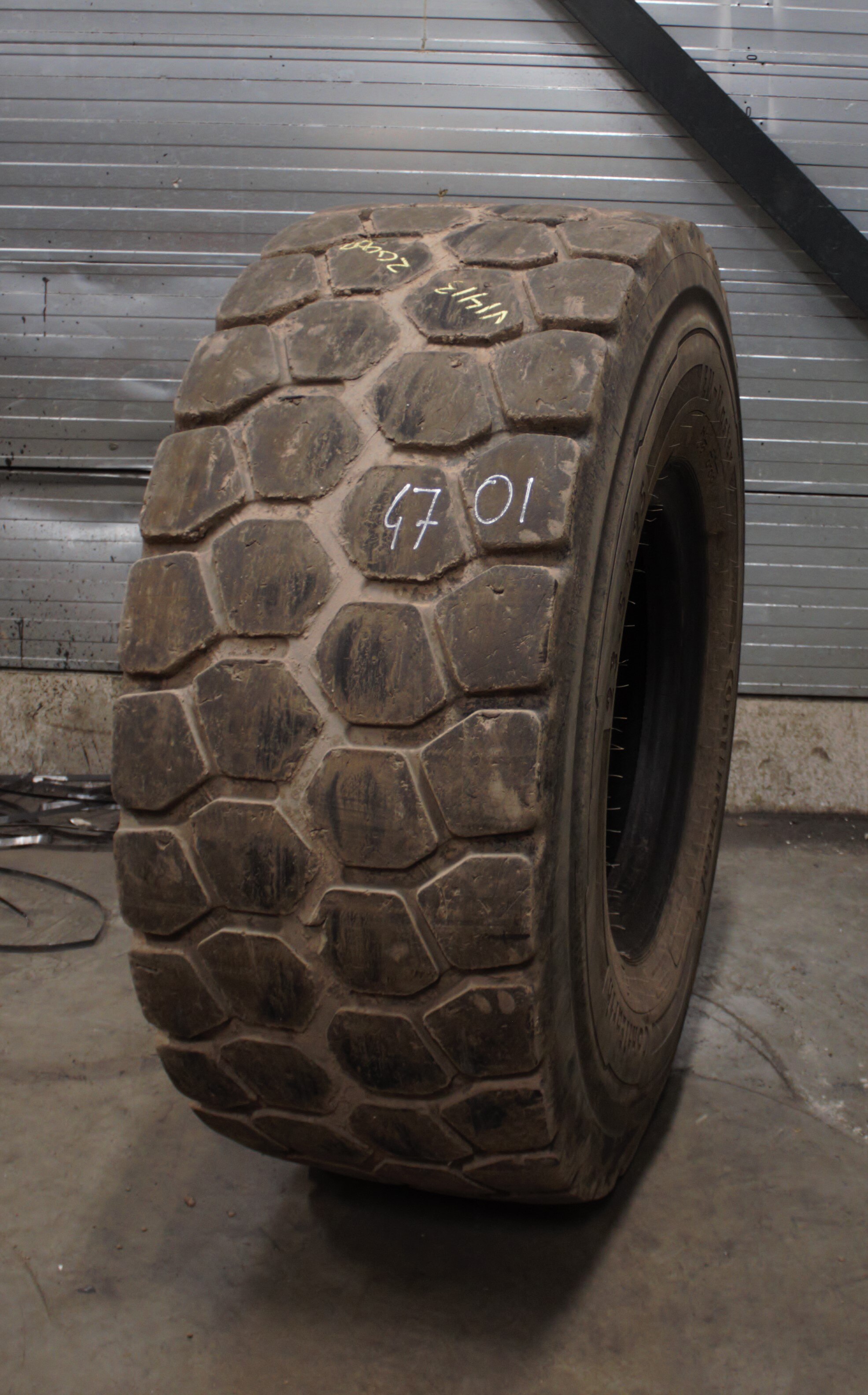 Conti Rdt Master 23.5R25 USED CONTINENTAL EM-MASTER E-4 18MM 37% NO REP 4701 | Heuver